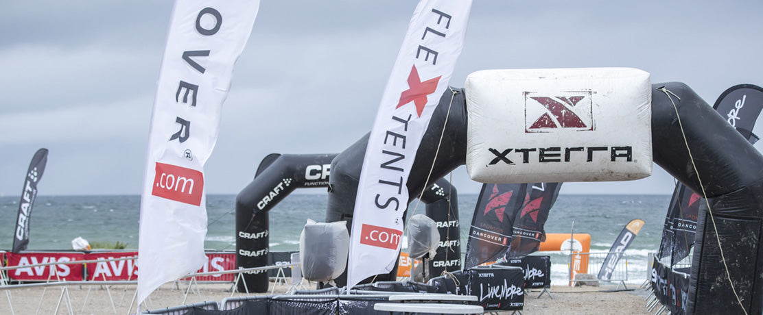 Eleganckie flagi piórowe lub flagi w kształcie łezki