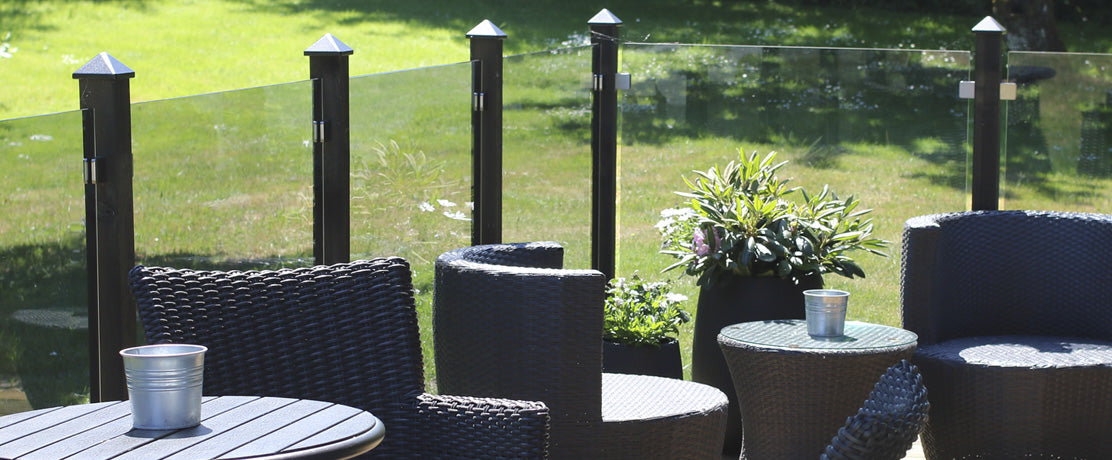 Eleganckie szklane ogrodzenie na taras